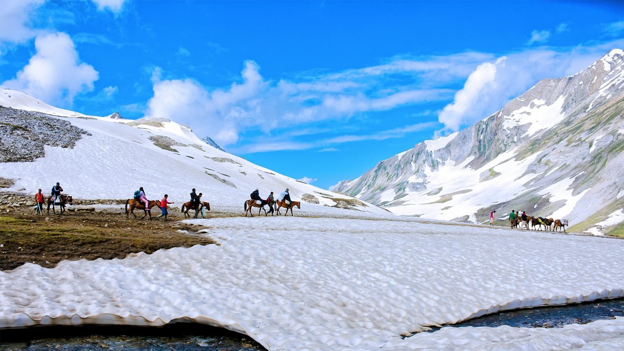 Kashmir Honeymoon — Snow Valley Romance